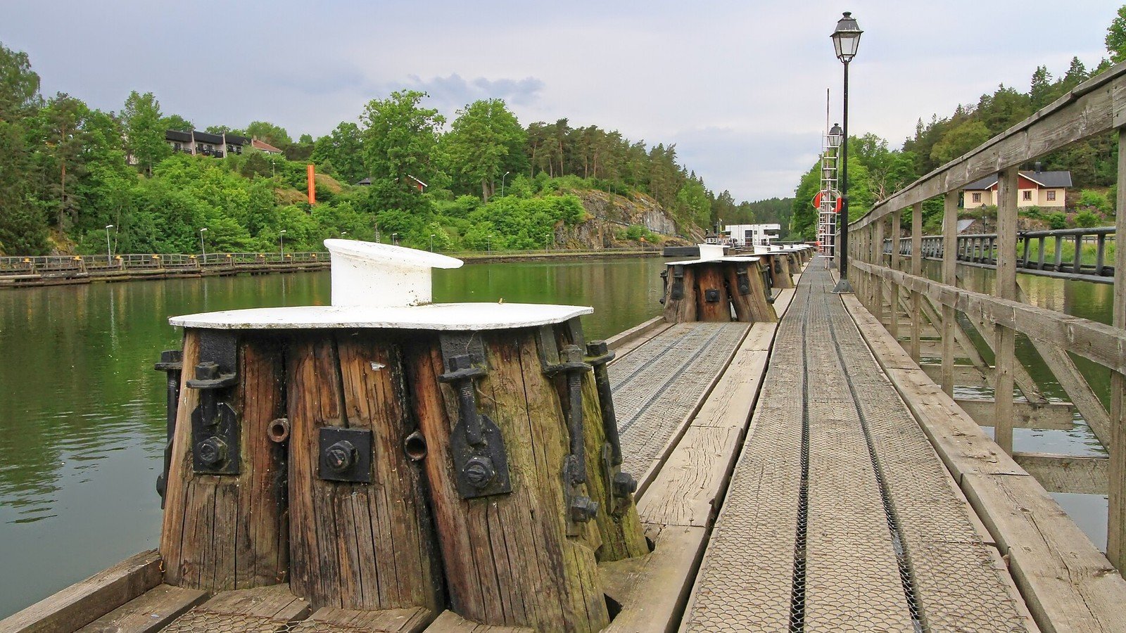 Trollhättan in solitaria: cascate, canale e industria svedese