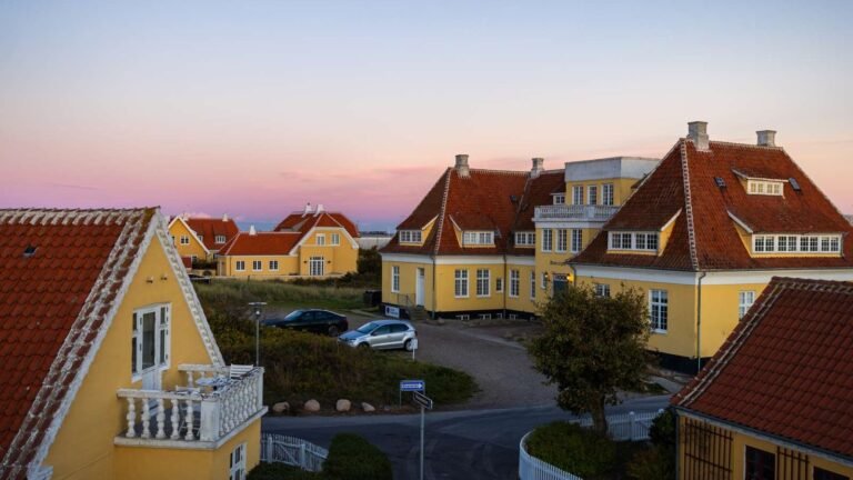 Skagen in solitaria: Grenen, fari e luce del Nord — guida senza auto