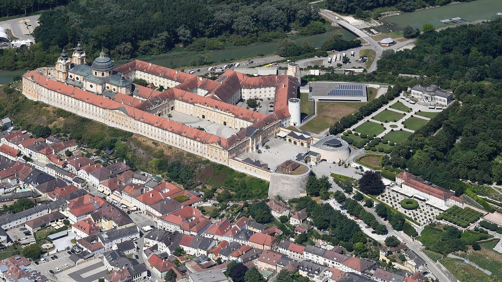 Regierungsviertel government quarter with the Traisen river in St. Pölten
