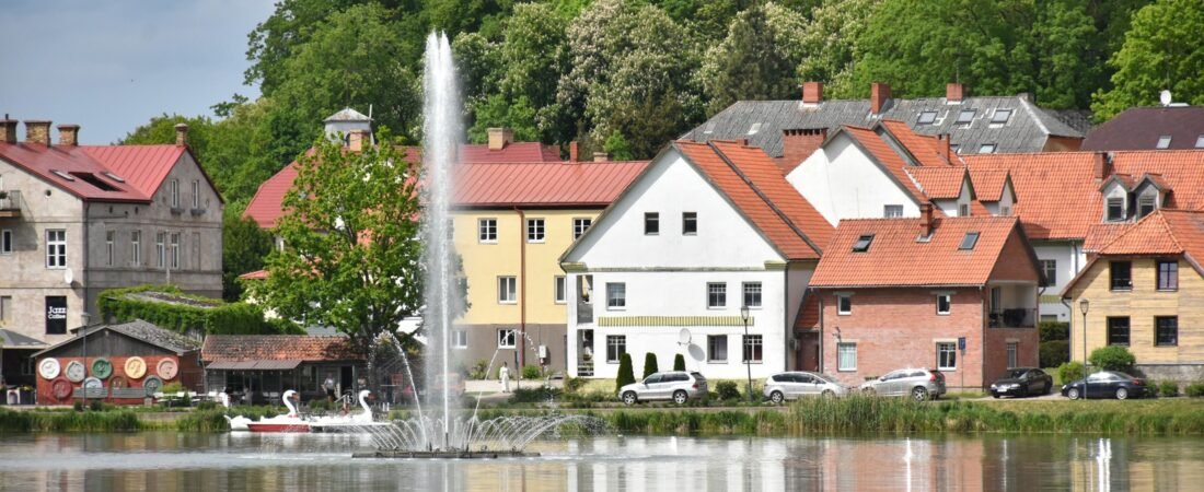 Talsi in solitaria: laghi, colline e Curlandia