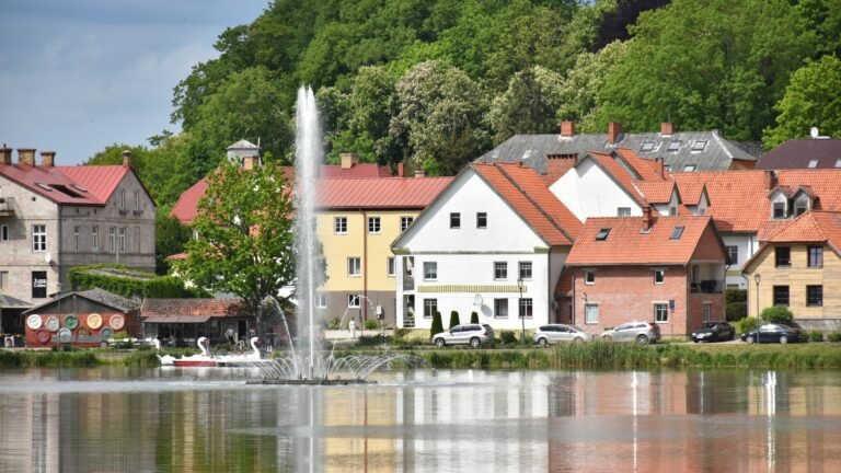 Talsi in solitaria: laghi, colline e Curlandia
