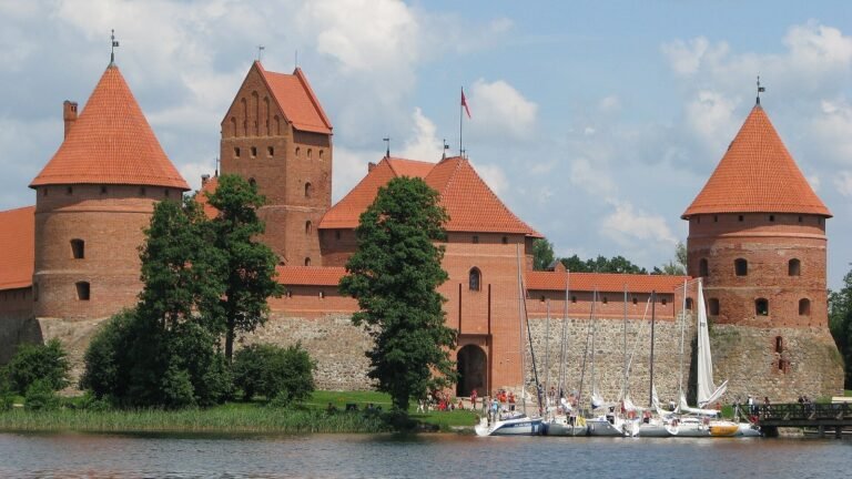 Trakai in solitaria: guida al castello sull’isola della Lituania