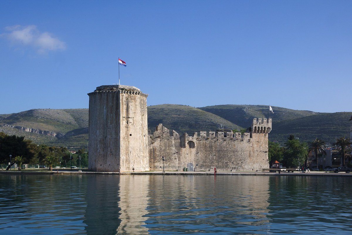 Kamerlengo Castle