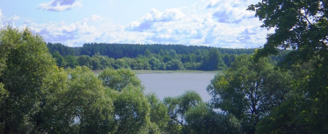 Utena in solitaria: guida lenta tra città, laghi e Aukštaitija