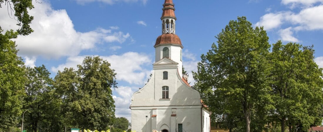 Valka in solitaria: confine, fiume e due città baltiche