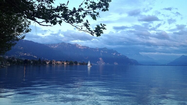 Vevey in solitaria: guida al gioiello del Lago di Ginevra