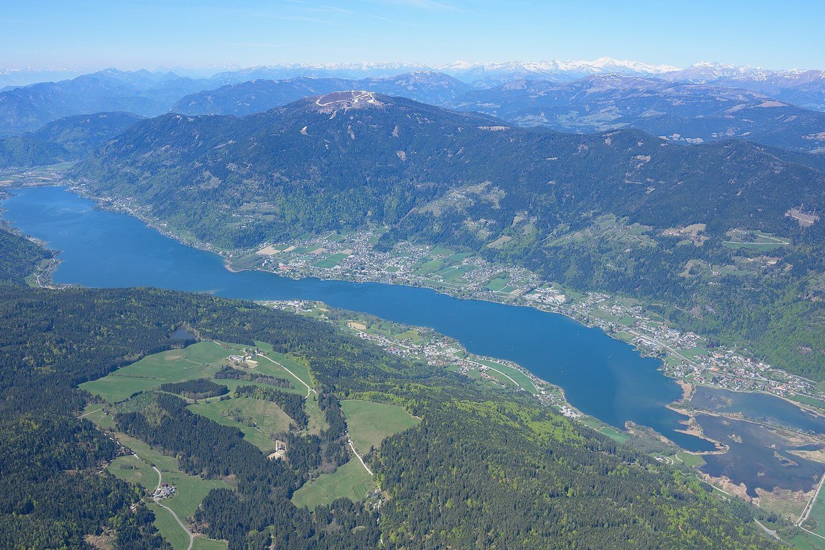 Ossiacher See lake with the Gerlitzen mountain and sailing boats on the water