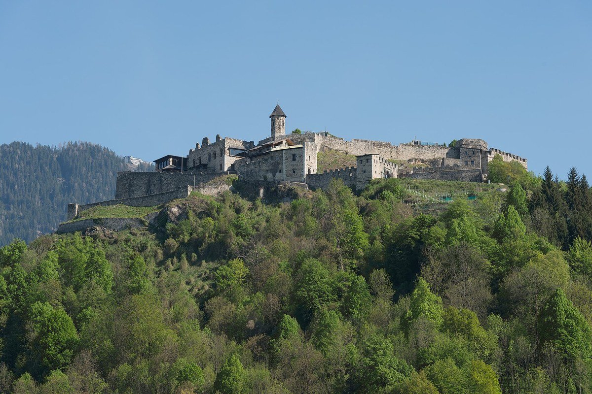 Burg Landskron castle ruins above the Ossiacher See with green meadows