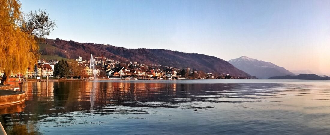 Zug in solitaria: la città delle ciliegie tra lago, torri e Kirschtorte