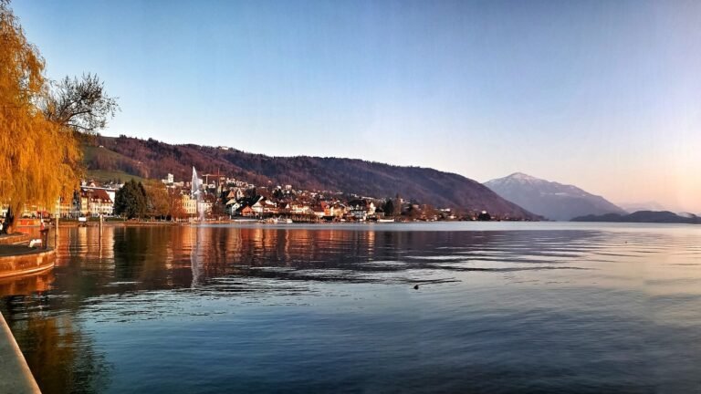 Zug in solitaria: la città delle ciliegie tra lago, torri e Kirschtorte