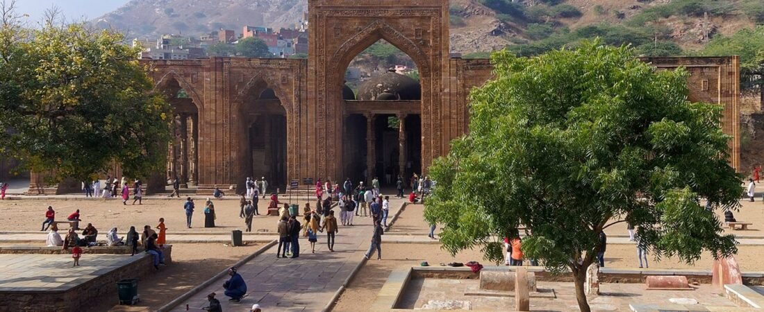 Ajmer in solitaria: porte, moschee e cultura del Rajasthan