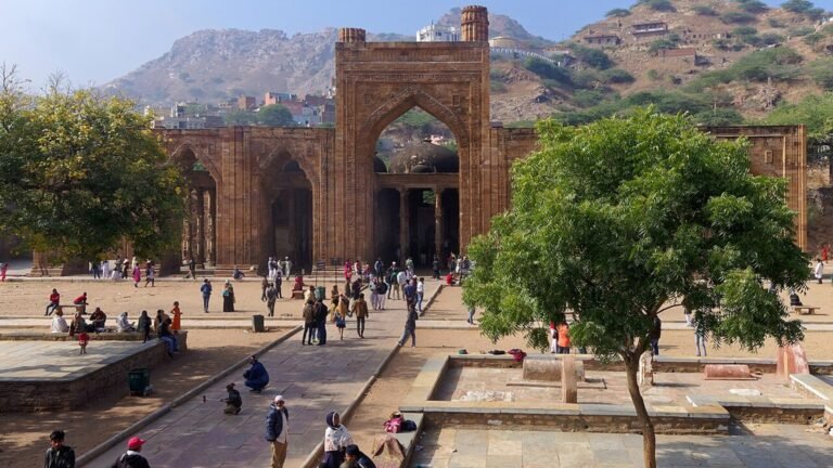 Ajmer in solitaria: porte, moschee e cultura del Rajasthan