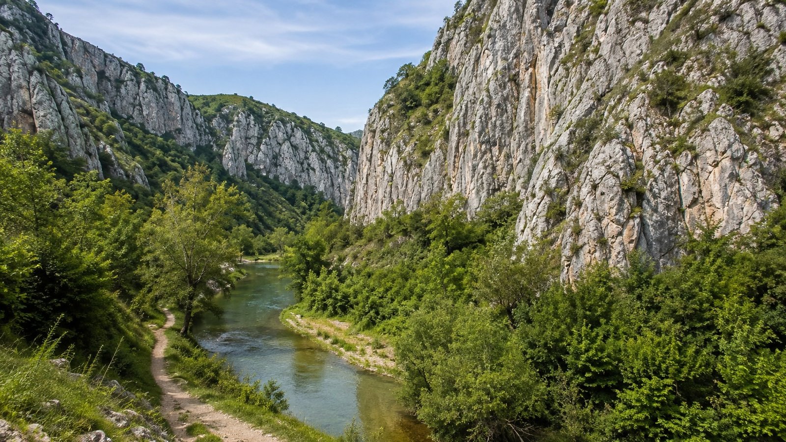 Gola di Jelašnica vicino ad Aleksinac con sentiero e pareti calcaree