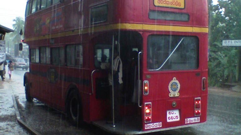 Avissawella in solitaria: strade, fiume e verde vicino a Colombo