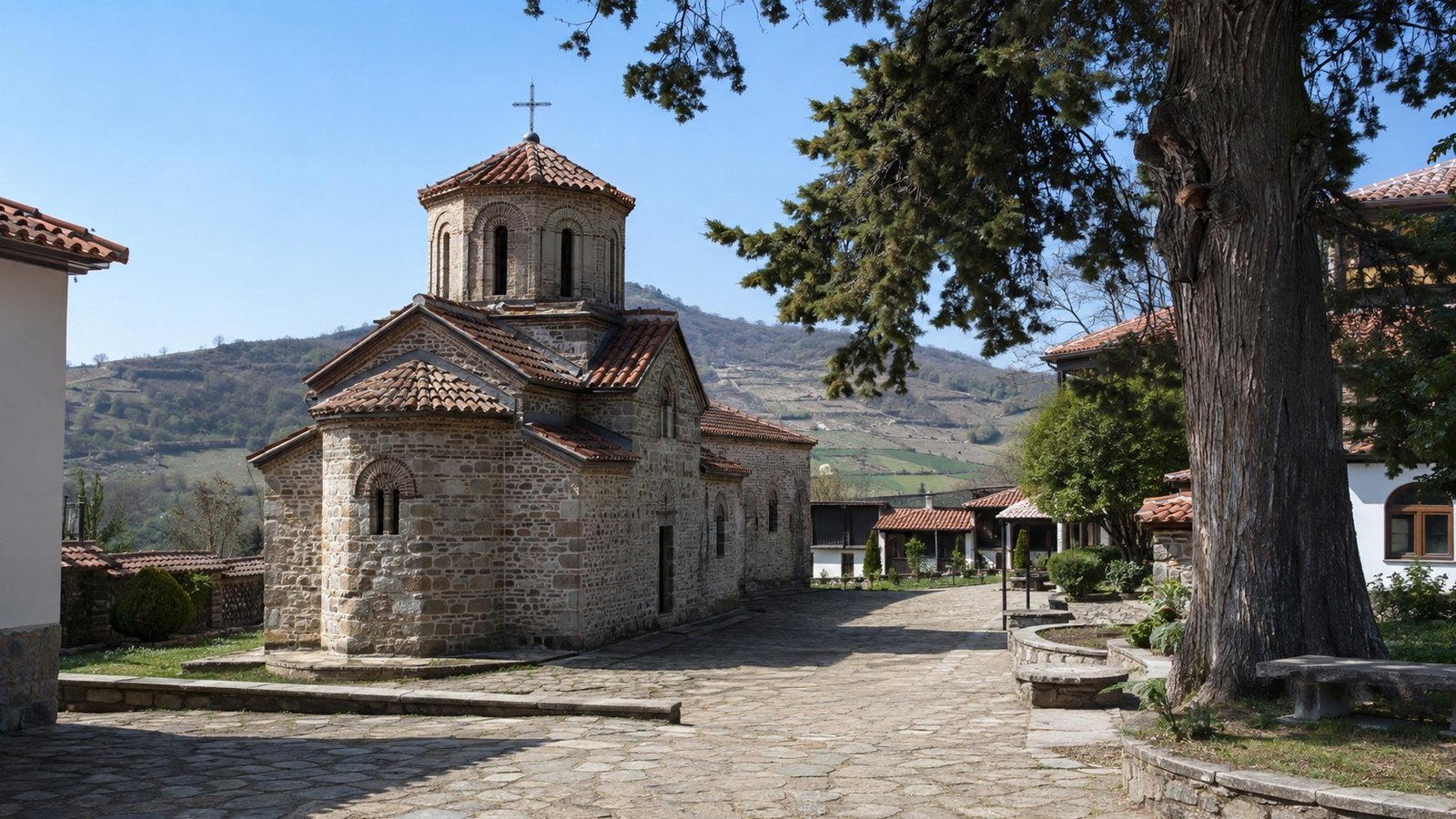 Cortile di un monastero ortodosso nei dintorni di Bojnik