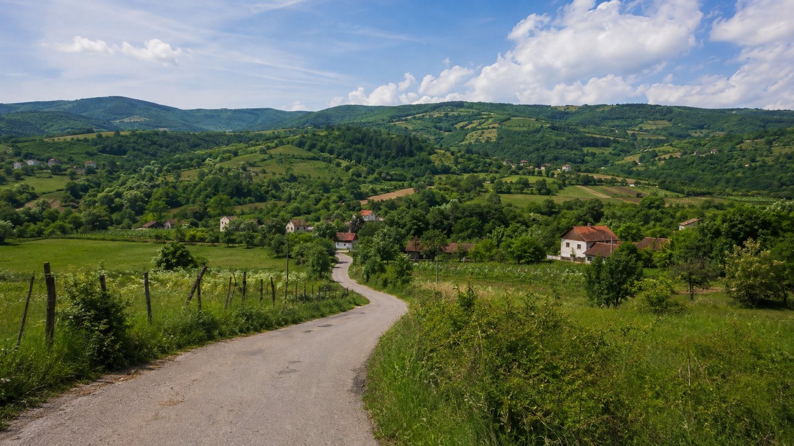 Paesaggio rurale della valle della Pusta Reka vicino a Bojnik