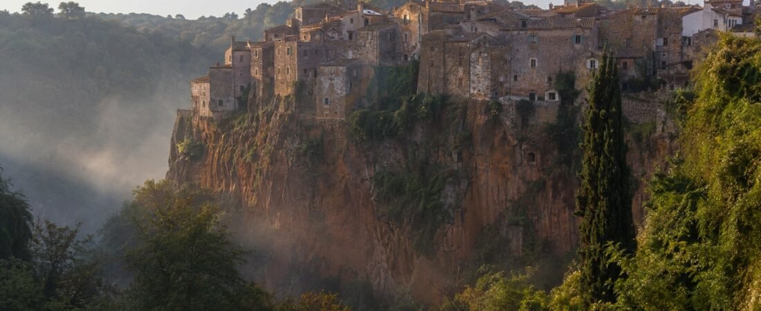 Calcata in solitaria: borgo sul tufo tra arte, artigianato e Forre del Treja