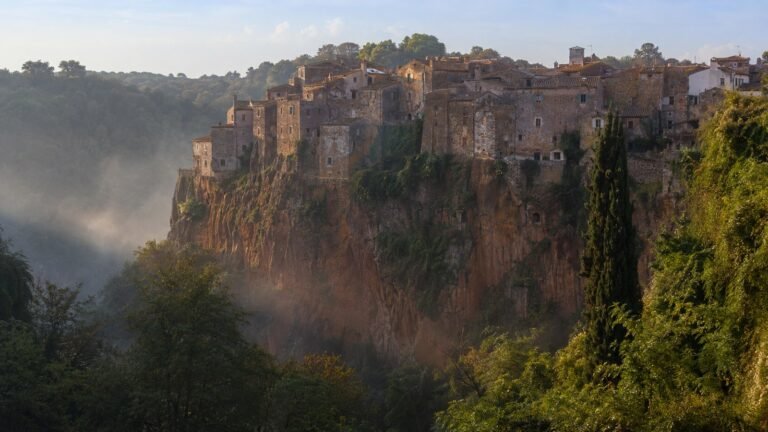 Calcata in solitaria: borgo sul tufo tra arte, artigianato e Forre del Treja