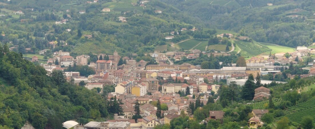 Canelli in solitaria: guida tra Cattedrale di San Tommaso e territorio
