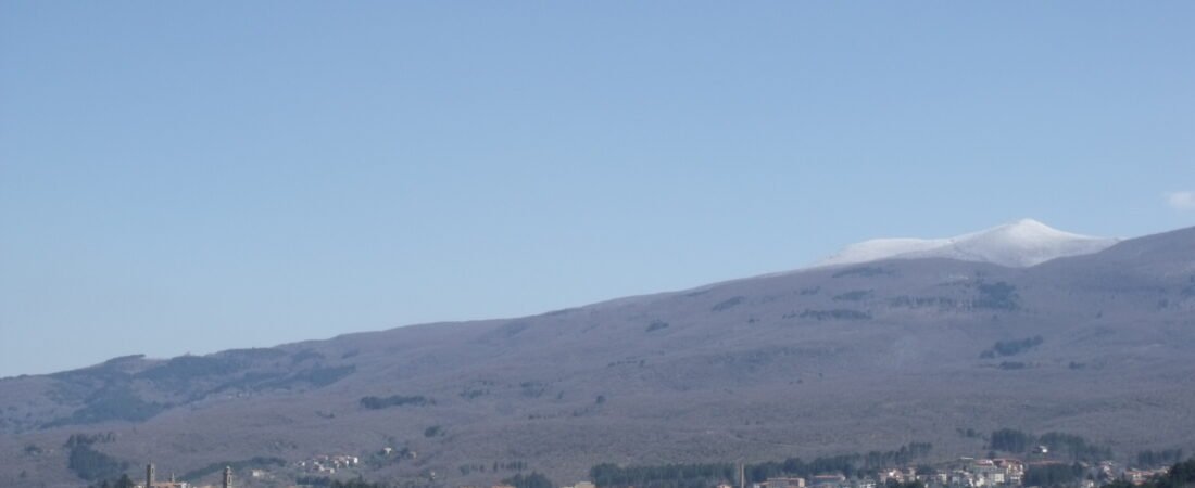 Castel del Piano in solitaria: guida tra M e territorio