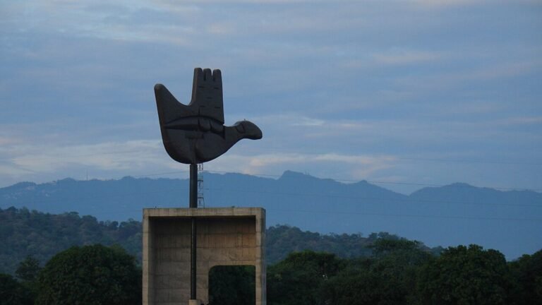 Chandigarh in solitaria: architettura, laghi e India moderna