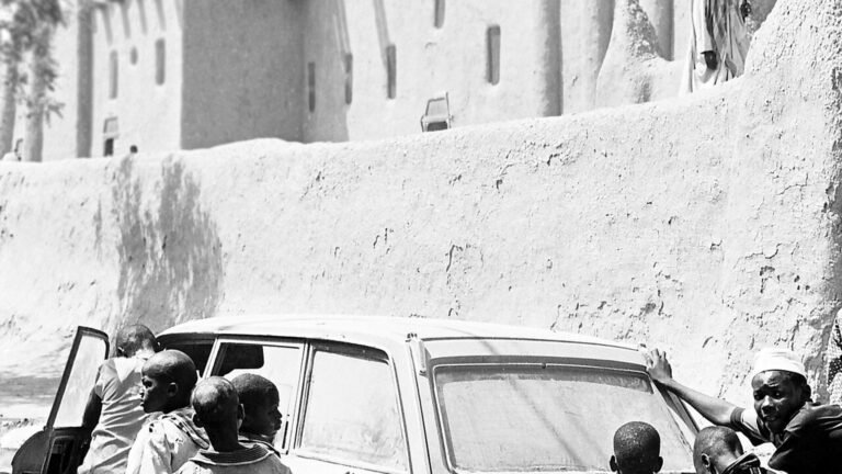 Djennu00e9 in solitaria: moschea, terra cruda e memoria del Mali