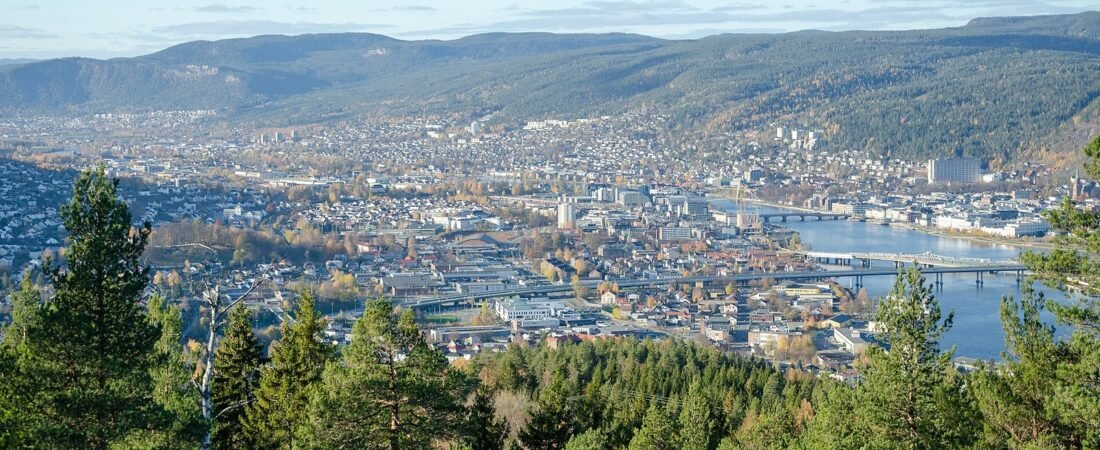 Drammen in solitaria: guida tra fiume, colline e cultura