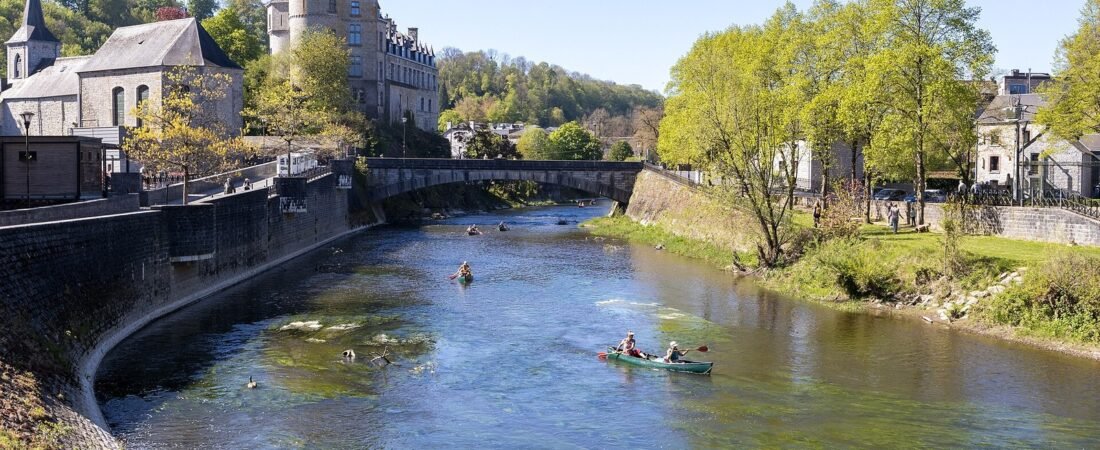 Durbuy in solitaria: guida senza auto tra castello, Ourthe e anticlinale