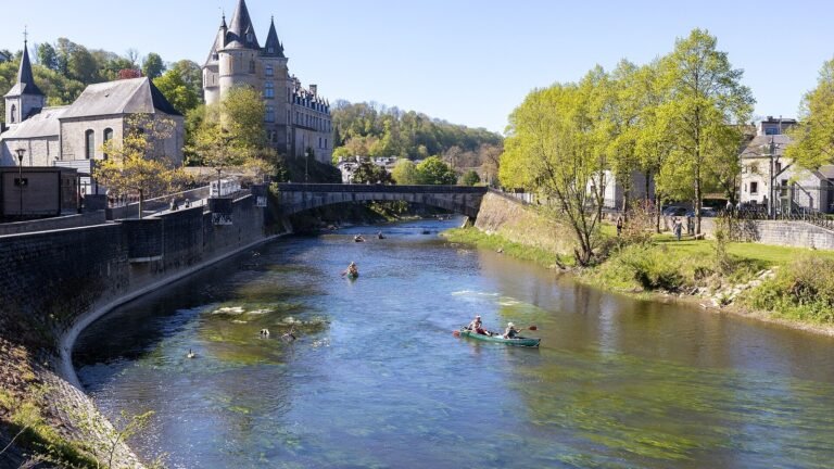Durbuy in solitaria: guida senza auto tra castello, Ourthe e anticlinale