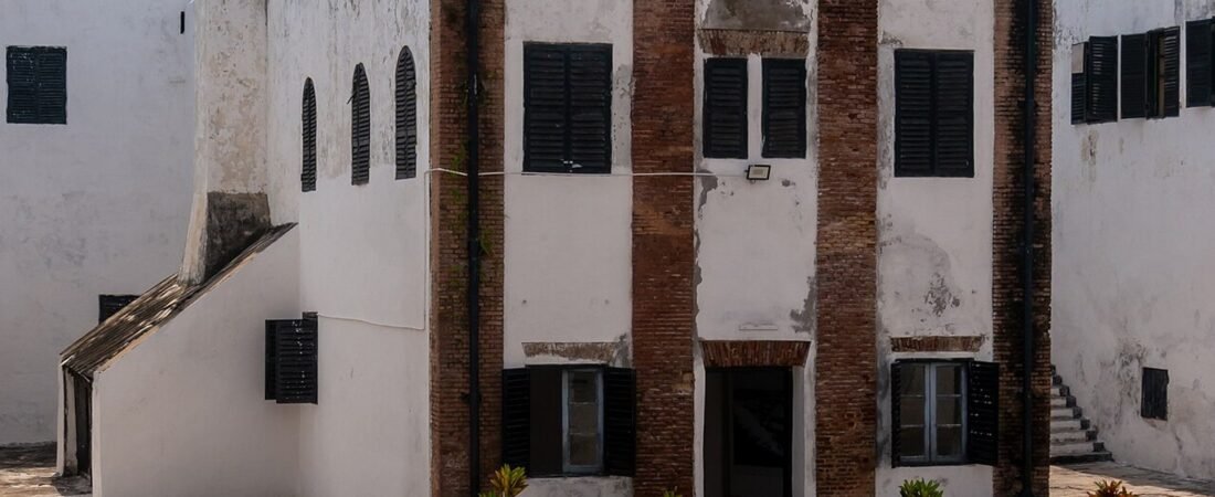 Elmina in solitaria: porto, castello e costa storica del Ghana
