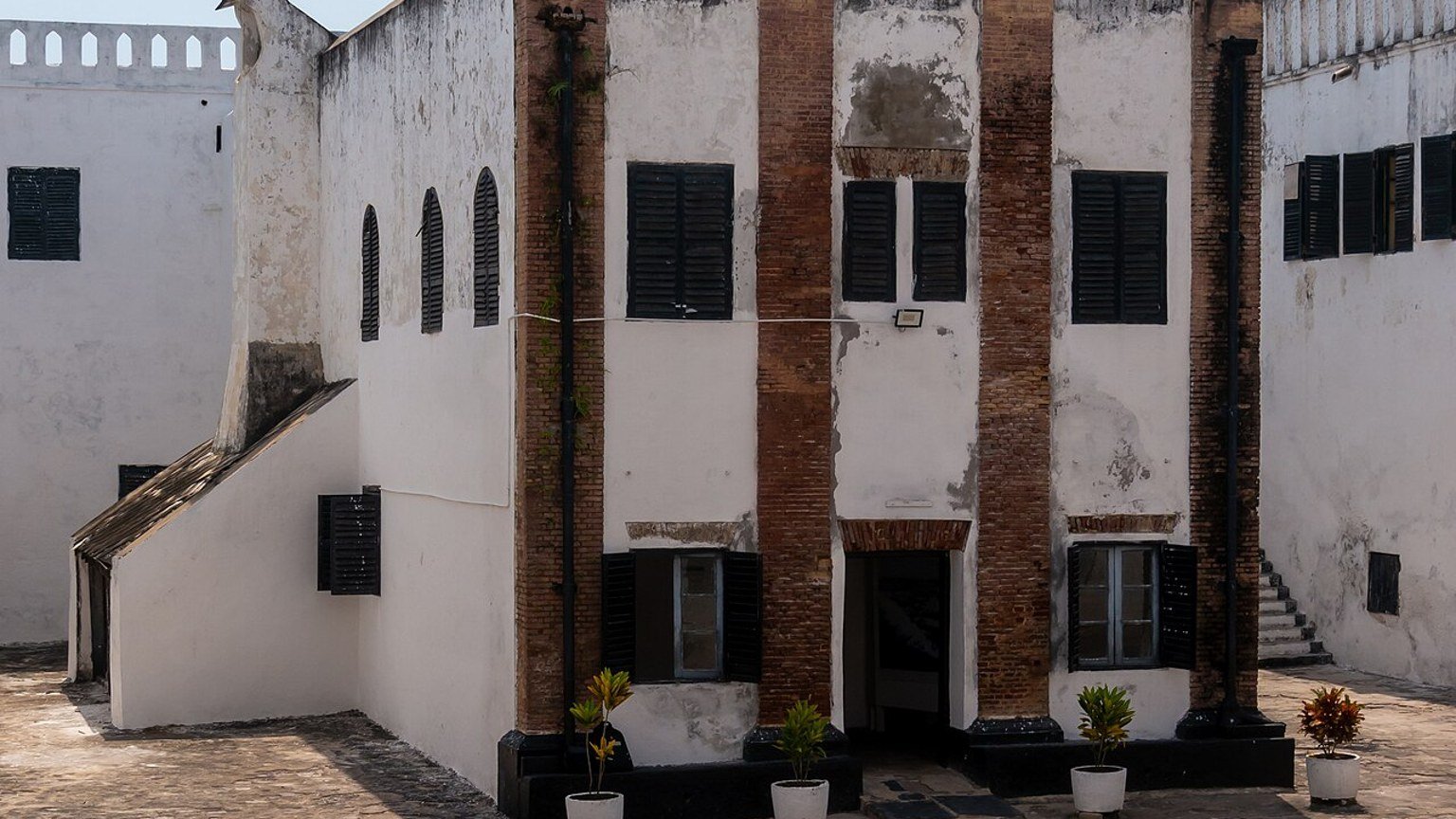 Elmina in solitaria: porto, castello e costa storica del Ghana