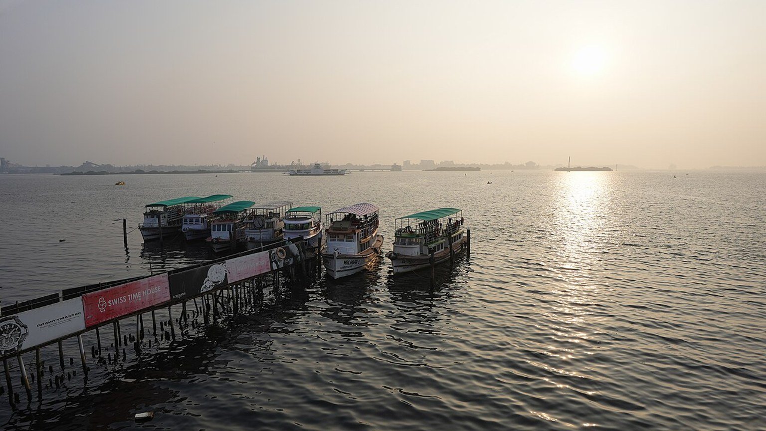 Ernakulam in solitaria: barche, quartieri e Kerala urbano