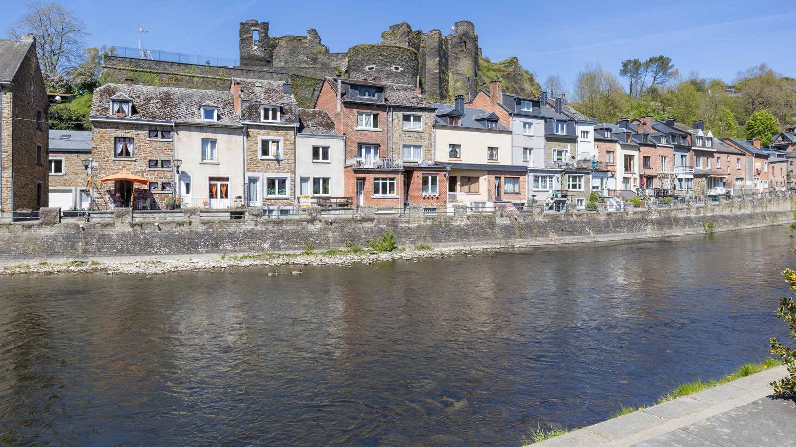 Castello feudale di La Roche-en-Ardenne sopra il fiume Ourthe