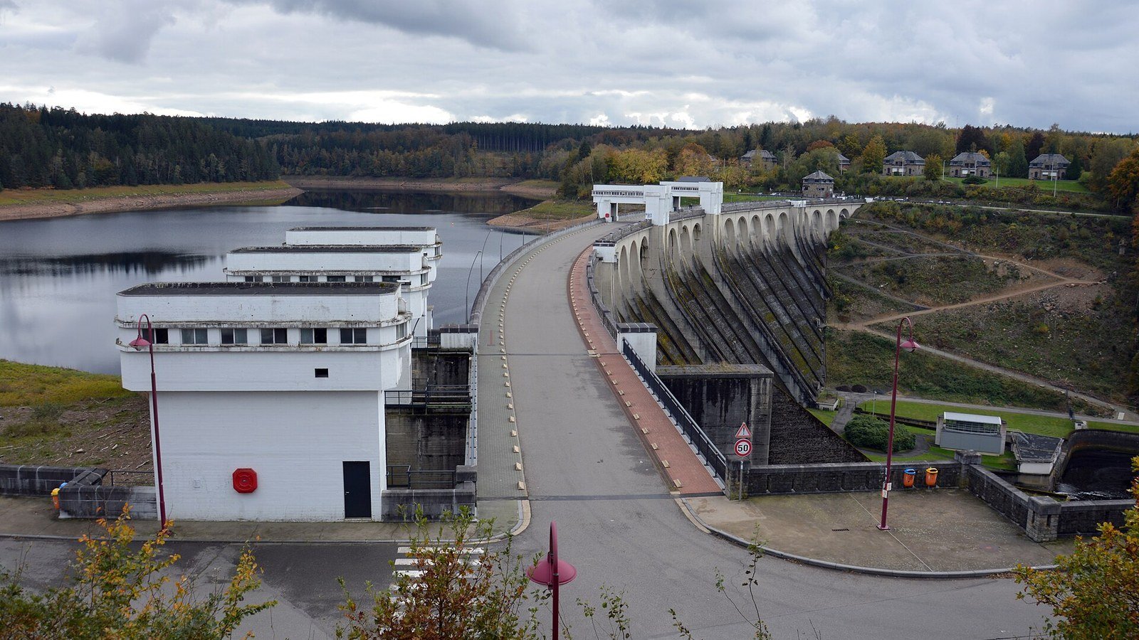 Eupen in solitaria: guida tra centro storico, lago e High Fens