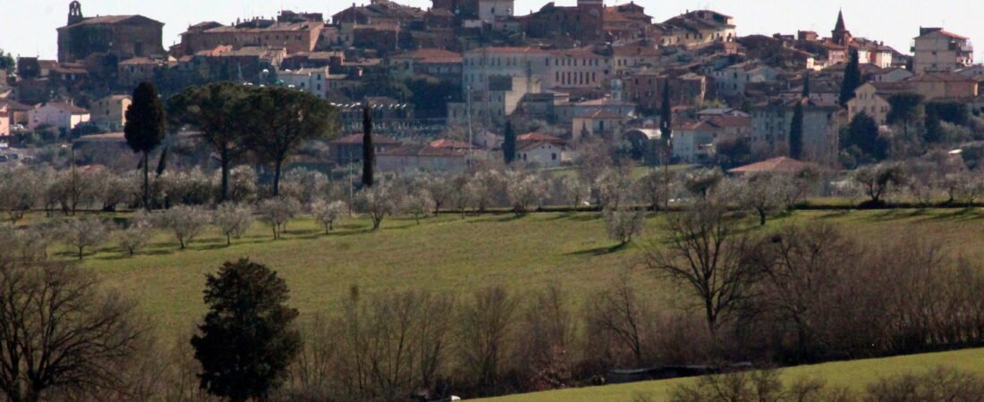 Foiano della Chiana in solitaria: guida tra V e territorio