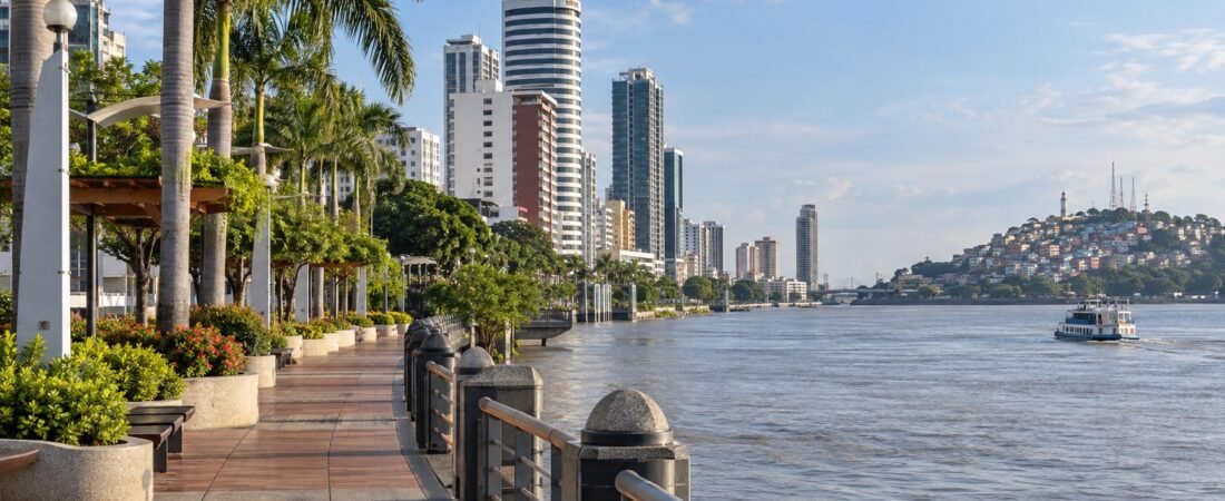 Guayaquil in solitaria: fiume, quartieri storici e costa ecuadoregna