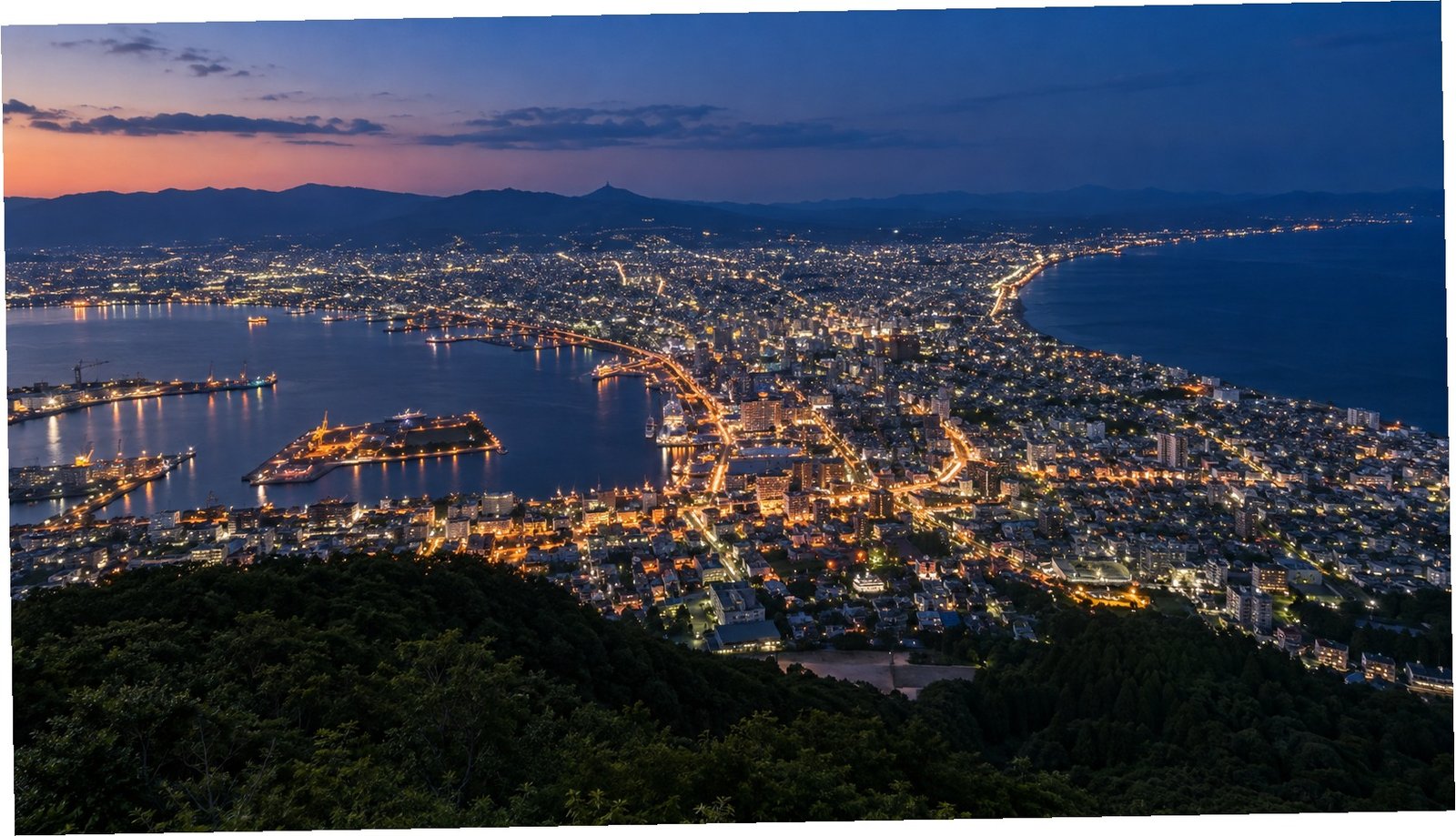 Panorama notturno del porto di Hakodate dal monte Hakodate