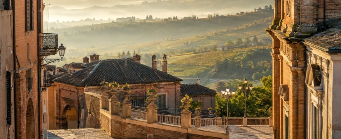 Alba in solitaria: tartufi, torri e vigne delle Langhe piemontesi