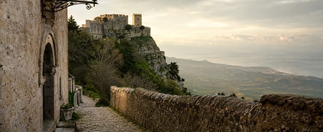 Erice in solitaria: guida senza auto tra Castello di Venere, nebbia e Sicilia occidentale