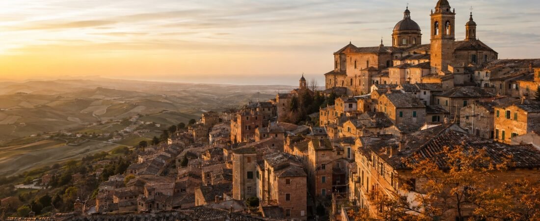 Fermo in solitaria: cisterne, piazze e colline verso l’Adriatico