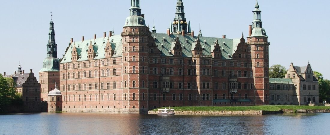 Hillerød in solitaria: castello, foresta e laghi della Zelanda