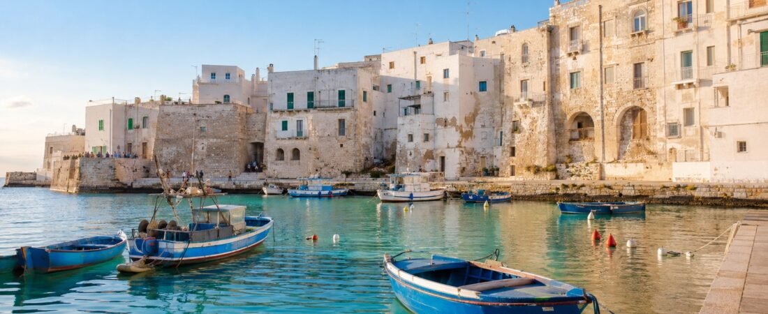 Monopoli in solitaria: calette, mura e vicoli sul mare di Puglia