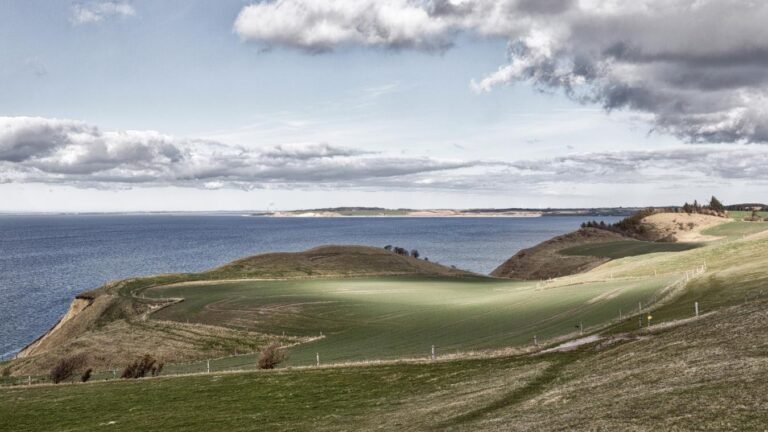 Nykøbing Mors in solitaria: Limfjord, moler e costa