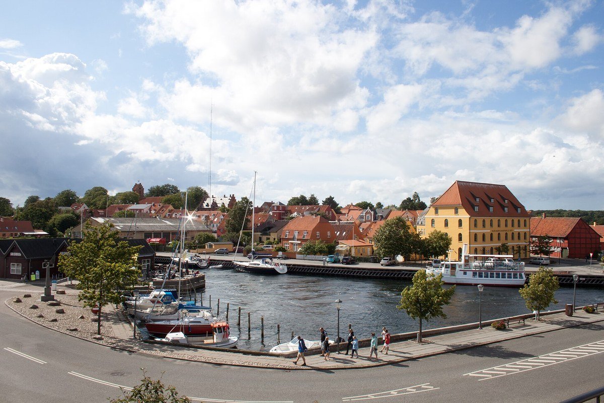 Porto di Skælskør tra banchine e imbarcazioni