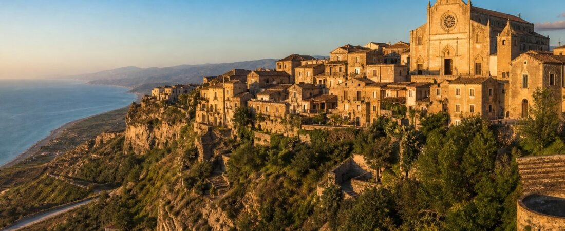 Gerace in solitaria: la cattedrale normanna sopra la costa jonica
