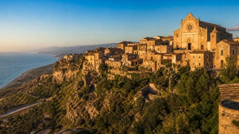 Gerace in solitaria: la cattedrale normanna sopra la costa jonica
