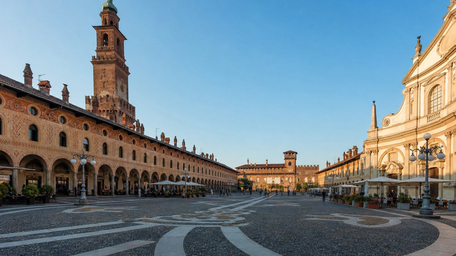 Vigevano in solitaria: la Piazza Ducale, il Castello e la scarpa