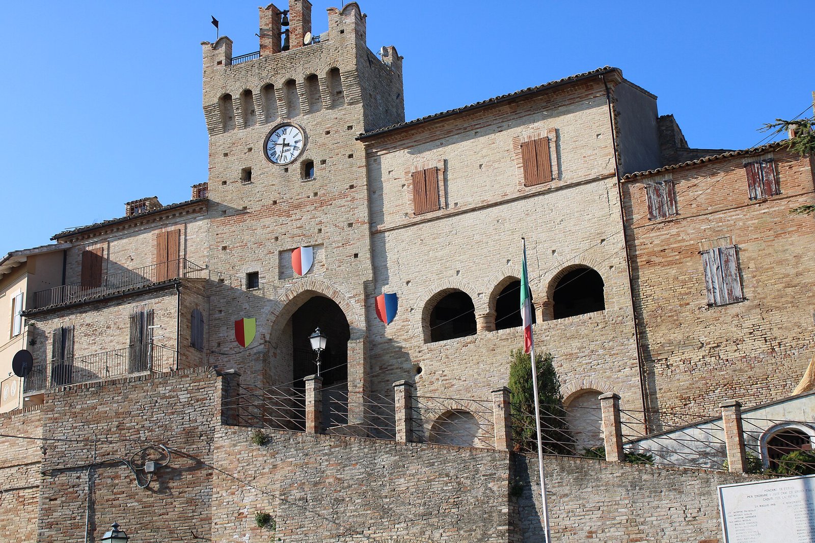 Noleggio auto e transfer a Fermo: Guida Pratica