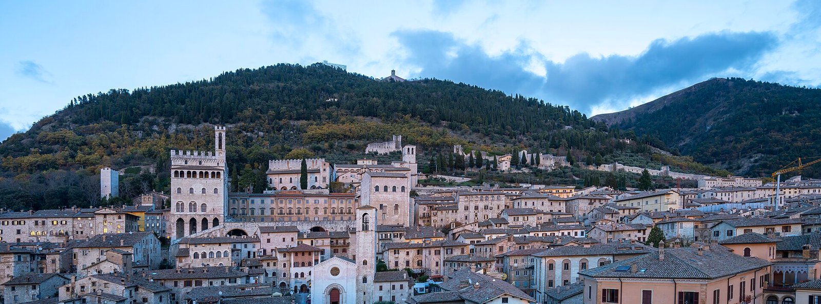 Noleggio auto e transfer a Gubbio: Guida Pratica