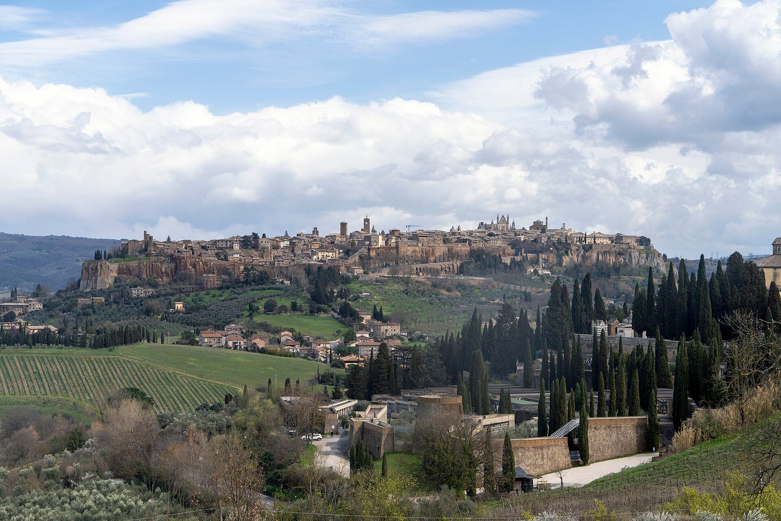 Noleggio auto e transfer a Orvieto: Guida Pratica